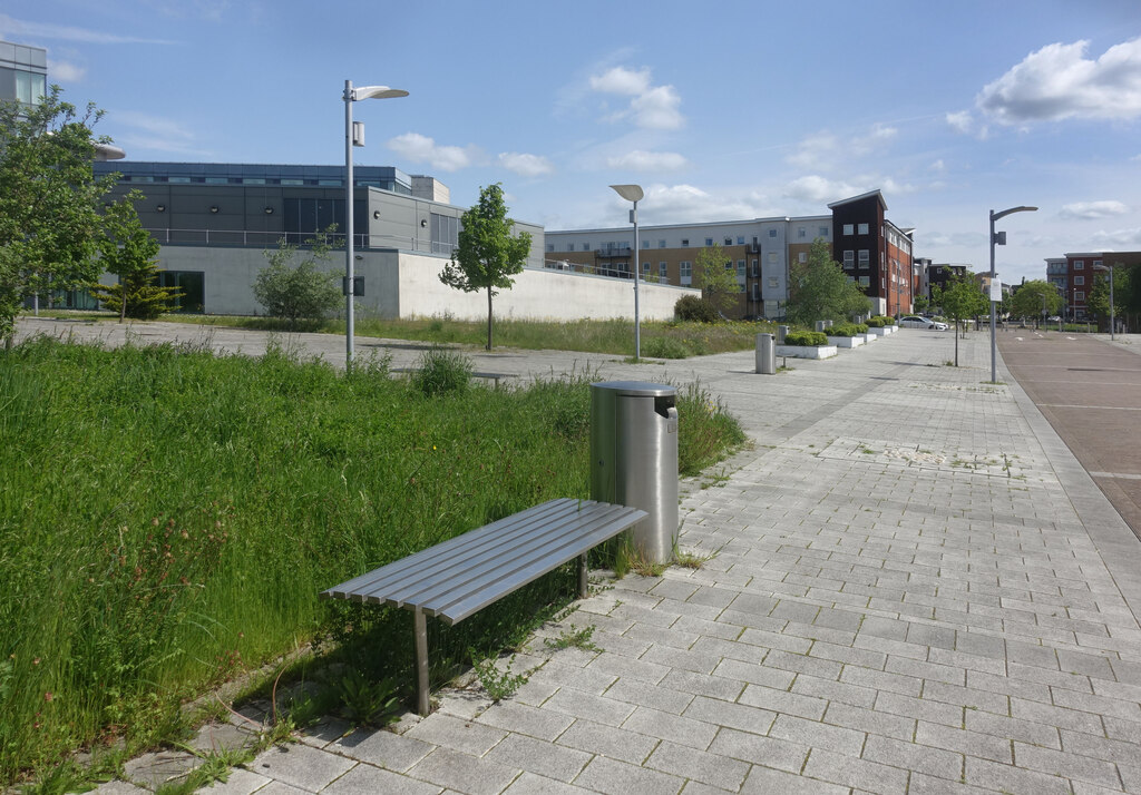 So Many Seats & Bins © Des Blenkinsopp ccbysa/2.0 Geograph Britain