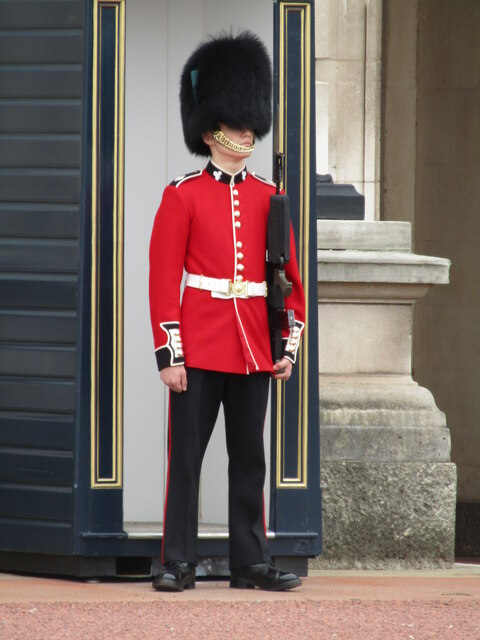 Buckingham Palace - Guardsman © Colin Smith cc-by-sa/2.0 :: Geograph ...