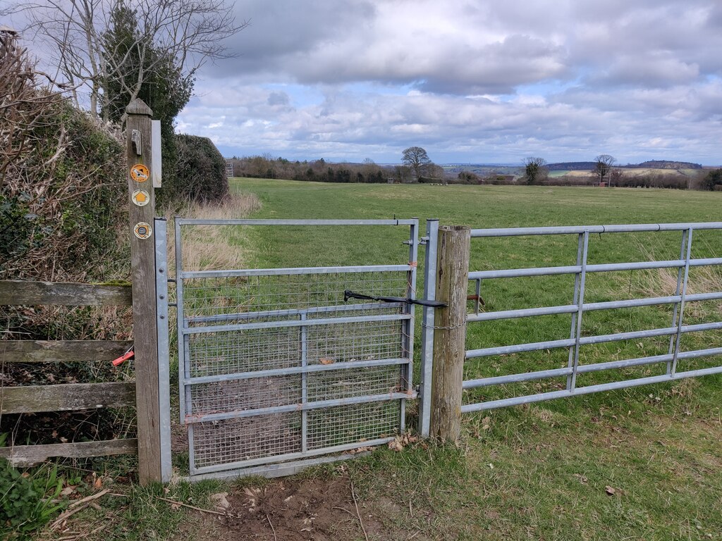 gate-along-the-shropshire-way-mat-fascione-cc-by-sa-2-0-geograph