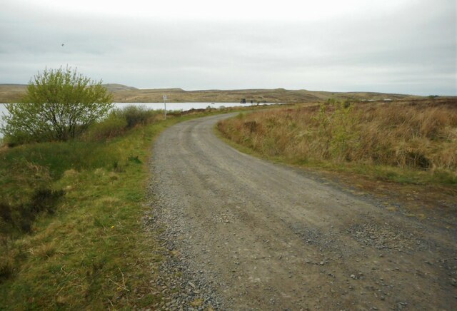 road-beside-burncrooks-reservoir-richard-sutcliffe-cc-by-sa-2-0