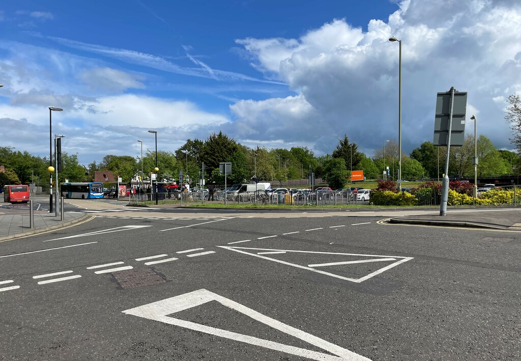 bus-stops-at-kingsmead-mr-ignavy-cc-by-sa-2-0-geograph-britain-and