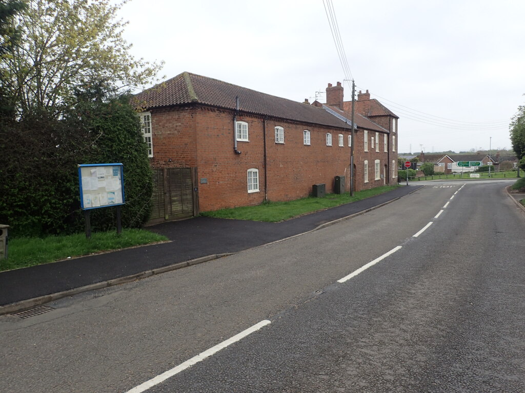 Stow Park Road © Marathon cc-by-sa/2.0 :: Geograph Britain and Ireland