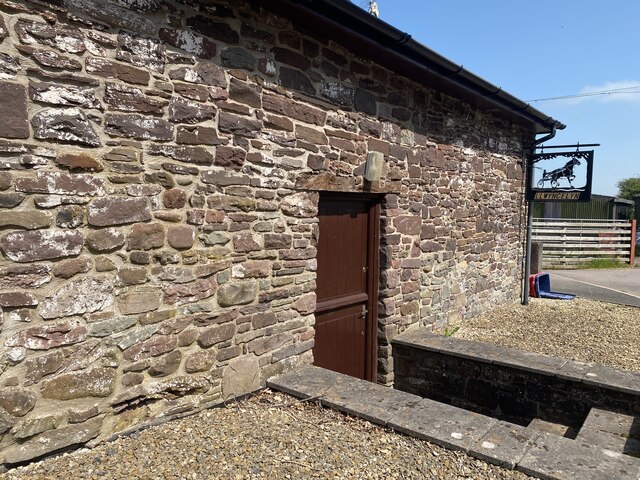 Llwyncelyn Farm © Alan Hughes cc-by-sa/2.0 :: Geograph Britain and Ireland