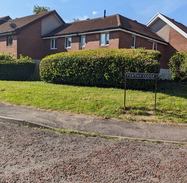 Hedges and houses, Perthy Close, Coed Eva, Cwmbran