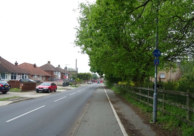 dual-use-path-beside-maryon-road-jthomas-cc-by-sa-2-0-geograph