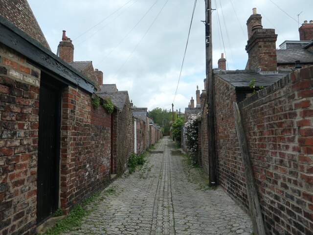 Back lane between North Parade and Queen Anne's Road