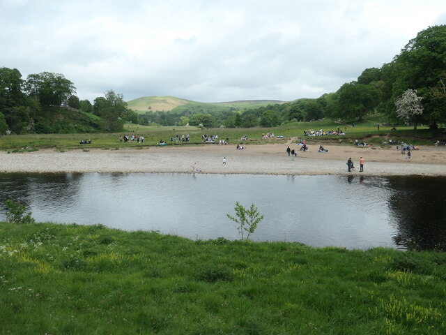 bank-holiday-weekend-crowds-river-christine-johnstone-geograph