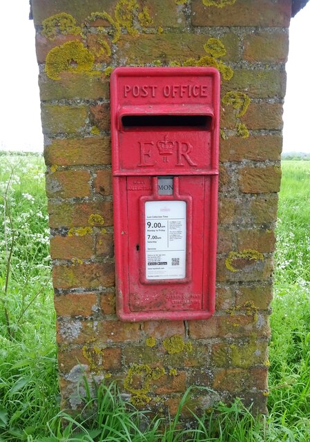 Elizabeth II postbox, Hoo