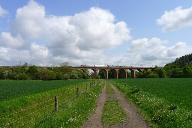 An LNER train approaching Durham over Croxdale Viaduct