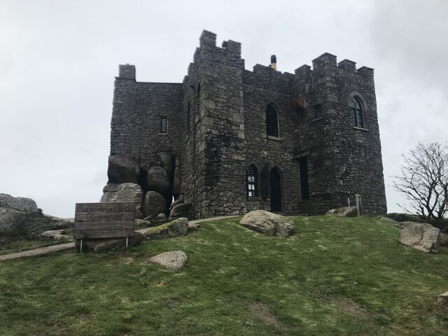 Carn Brea Castle © Paul Barnett cc-by-sa/2.0 :: Geograph Britain and ...