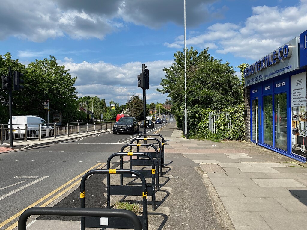 ickenham-road-west-ruislip-robin-stott-cc-by-sa-2-0-geograph