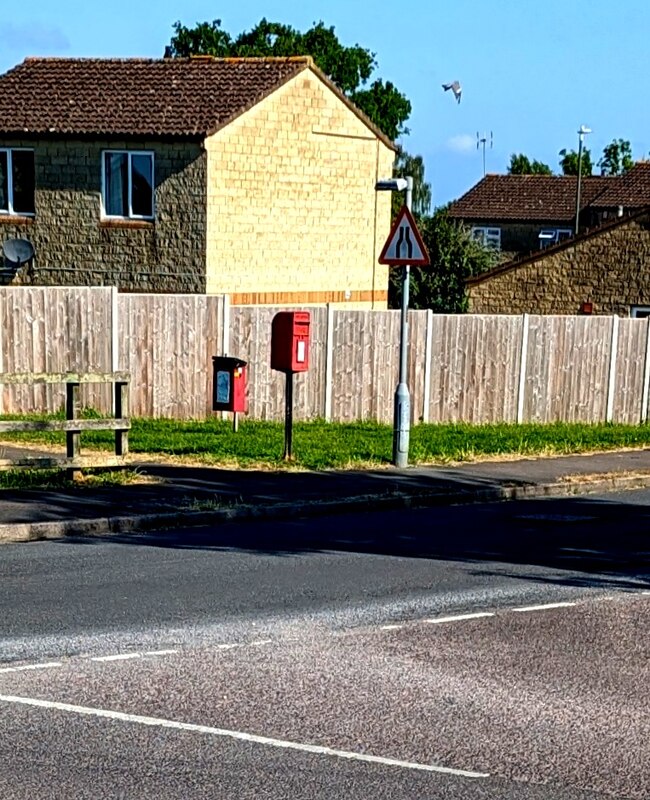 Queen Elizabeth Ii Postbox Meadow Road © Jaggery Cc By Sa 2 0