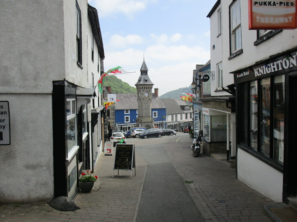 High Street and Clock Tower, Knighton © Jonathan Thacker cc-by-sa/2.0 ...