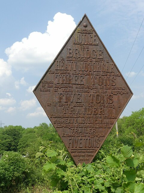 Weight restriction sign, Mitchell Fold… © Alan Murray-Rust