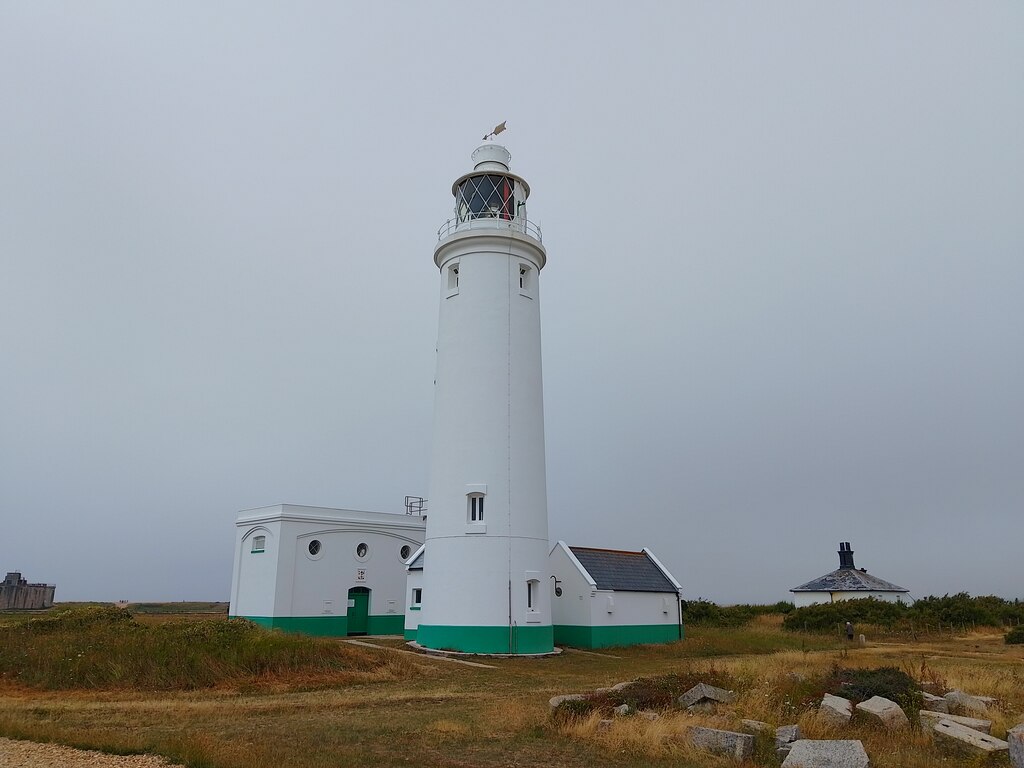 Hurst Point lighthouse © Oscar Taylor cc-by-sa/2.0 :: Geograph Britain ...