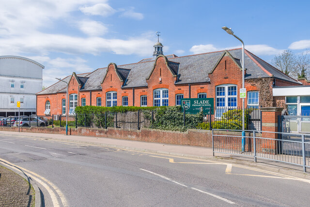 Slade Primary School © Ian Capper cc-by-sa/2.0 :: Geograph Britain and ...