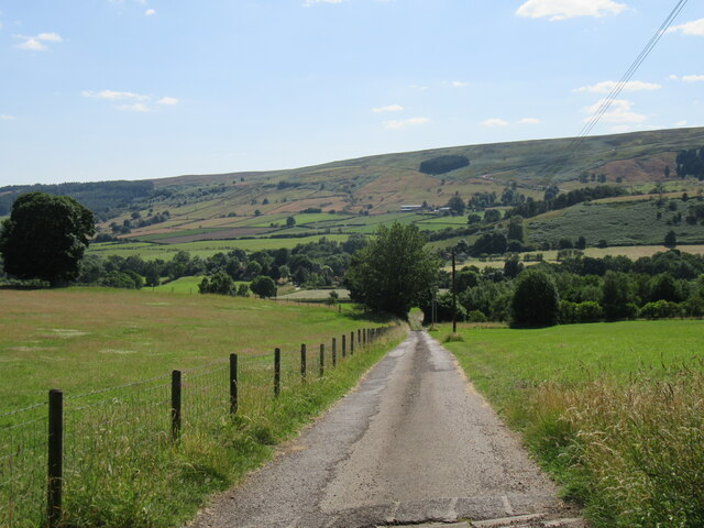 Hill End Farm access road © T Eyre cc-by-sa/2.0 :: Geograph Britain and ...