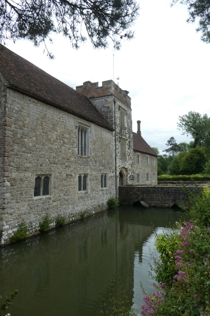 Moat at Ightham Mote © DS Pugh cc-by-sa/2.0 :: Geograph Britain and Ireland