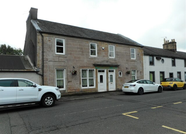 Houses on Main Street, Lochwinnoch © Richard Sutcliffe cc-by-sa/2.0 ...