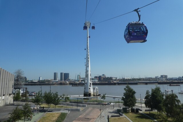 Departing Greenwich Peninsula © DS Pugh :: Geograph Britain and Ireland