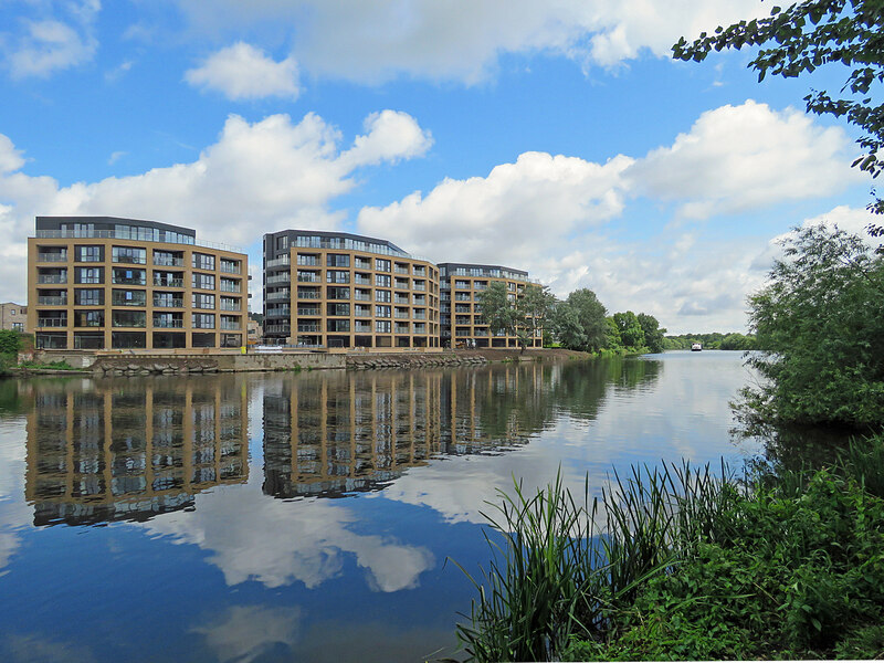 New flats by the Trent © John Sutton ccbysa/2.0 Geograph Britain