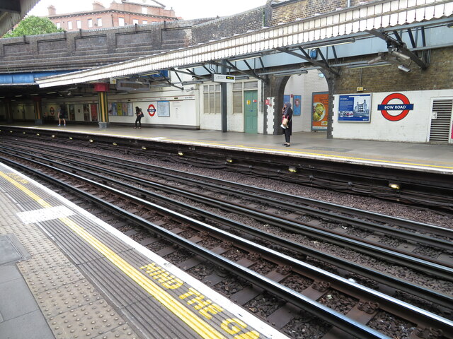 Bow Road Station, Bow © Chris Allen cc-by-sa/2.0 :: Geograph Britain ...