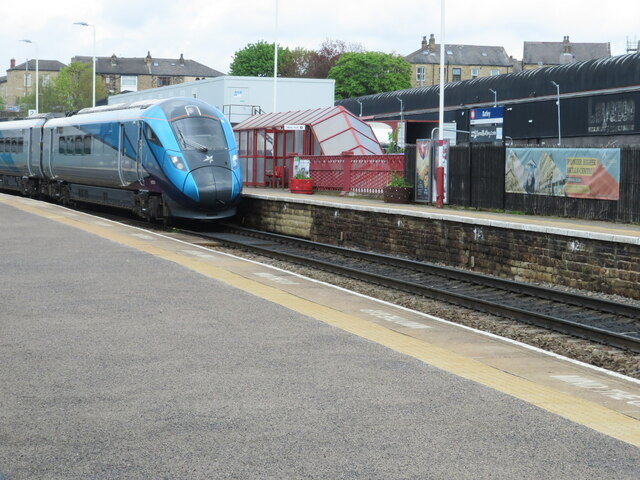 Batley Station © Chris Allen cc-by-sa/2.0 :: Geograph Britain and Ireland