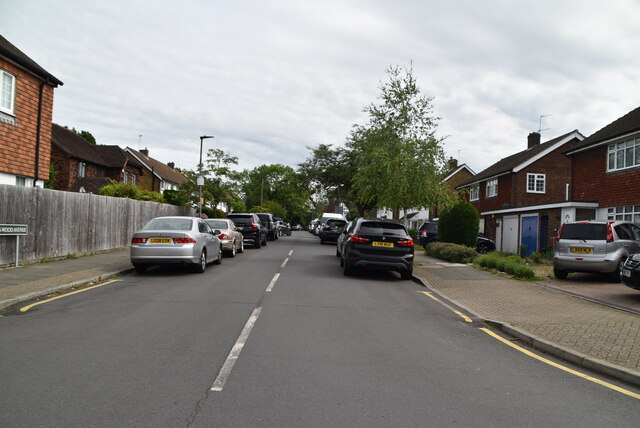 Hayes Wood Avenue © N Chadwick cc-by-sa/2.0 :: Geograph Britain and Ireland