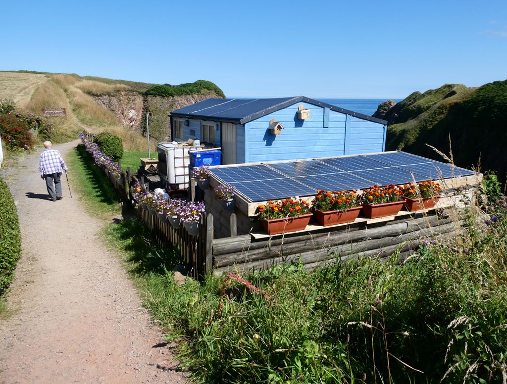 a-garden-shed-in-a-very-precarious-oliver-dixon-geograph