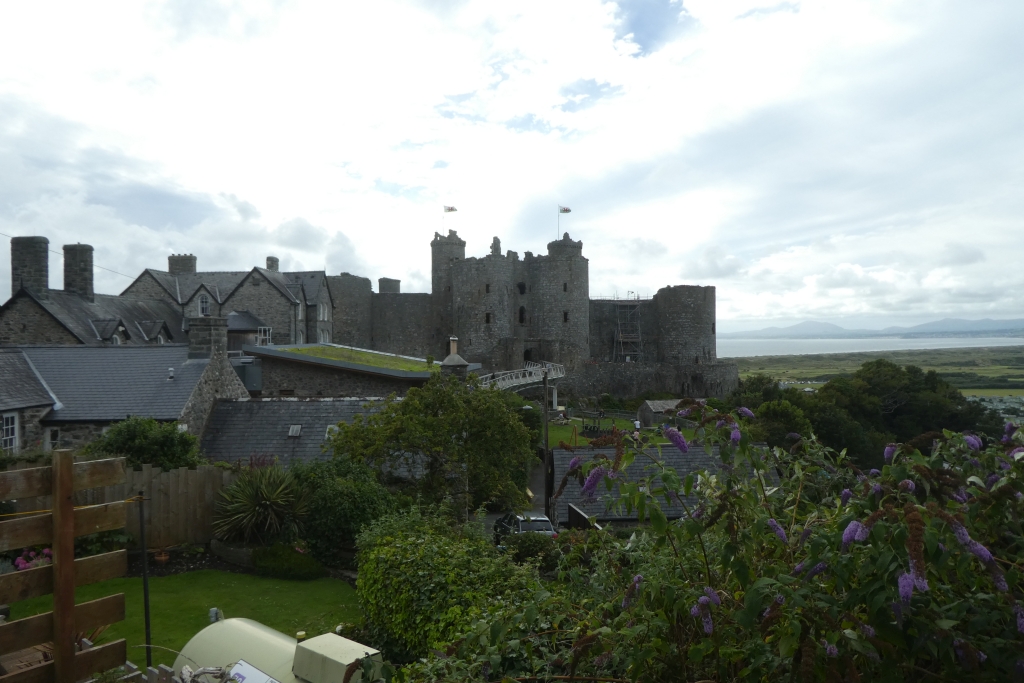Towards Harlech Castle © DS Pugh :: Geograph Britain and Ireland