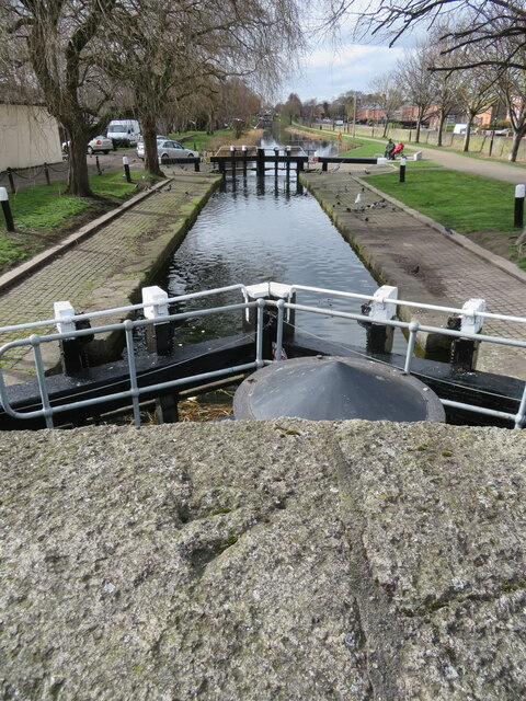 Royal Canal lock from Binns Bridge, and a pivot benchmark
