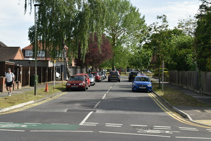 Pound Court Drive © N Chadwick cc-by-sa/2.0 :: Geograph Britain and Ireland