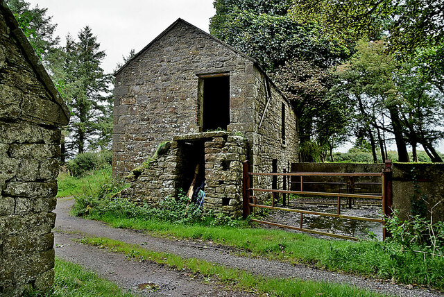 stone-walled-barn-claraghmore-end-kenneth-allen-cc-by-sa-2-0