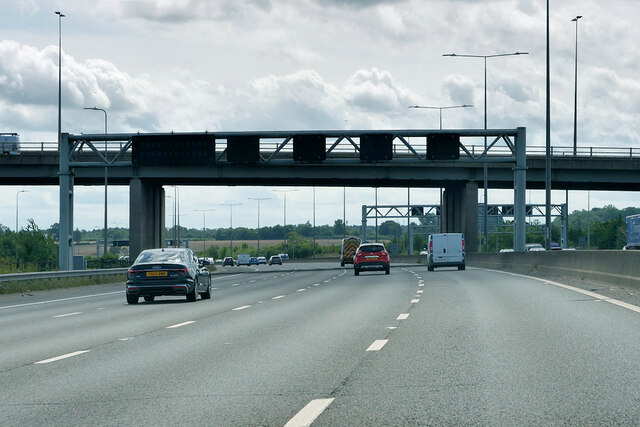 M1 Southbound, Flyover at Junction 8... © David Dixon cc-by-sa/2.0 ...