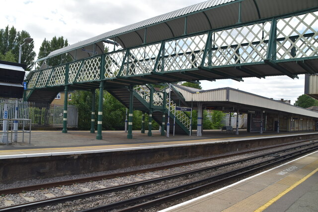 Grove Park Station © N Chadwick cc-by-sa/2.0 :: Geograph Britain and ...