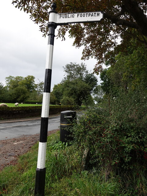 Signpost by Puddington Lane, Puddington