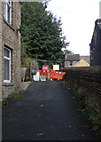 SE1116 : The closed footpath from Market Street to Bankhouse Road (HUD/315/10), Milnsbridge by habiloid