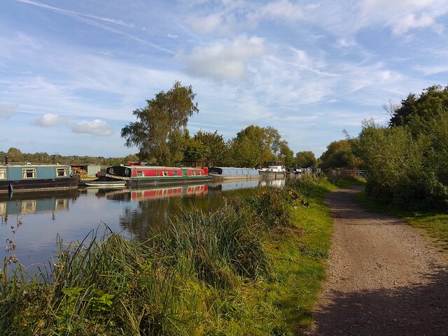 Towing path by Kennet and Avon Canal © Oscar Taylor cc-by-sa/2.0 ...