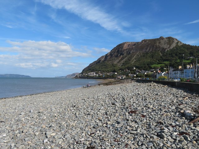 Llanfairfechan beach © Gordon Hatton :: Geograph Britain and Ireland