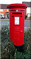 Elizabeth II postbox on Hall Lane, Oulton