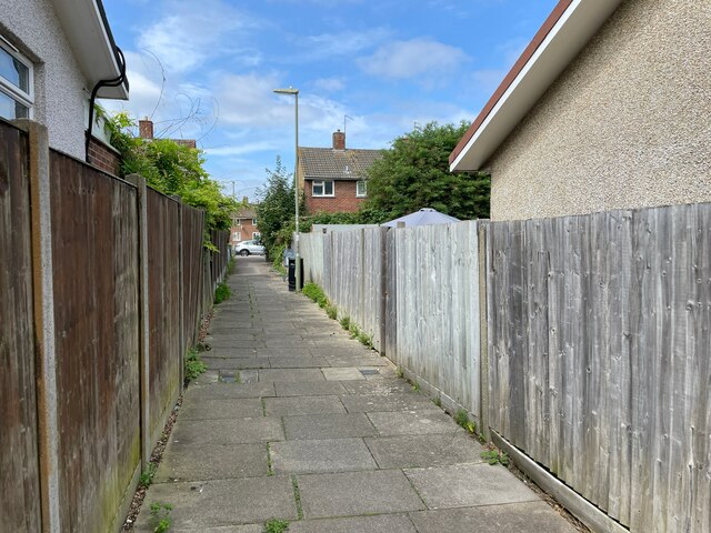 Between the houses to Bolton Crescent © Mr Ignavy cc-by-sa/2.0 ...