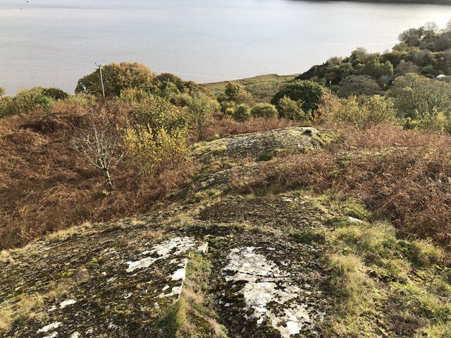 Exposed rock above Crinan Ferry © Richard Webb cc-by-sa/2.0 :: Geograph ...