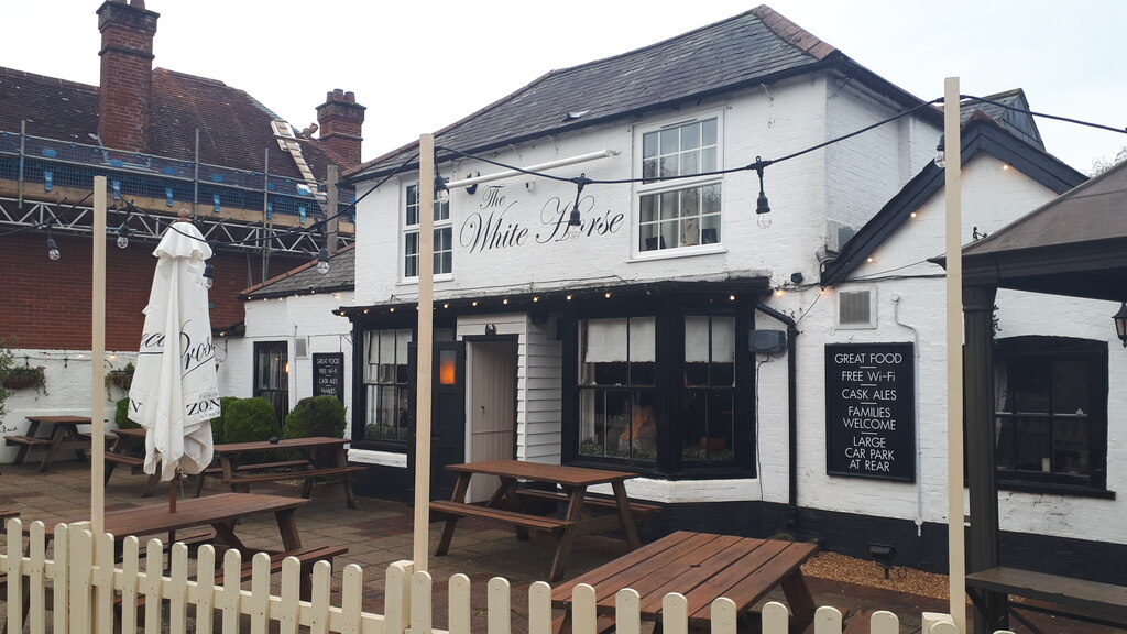 the-white-horse-public-house-netley-david-martin-cc-by-sa-2-0