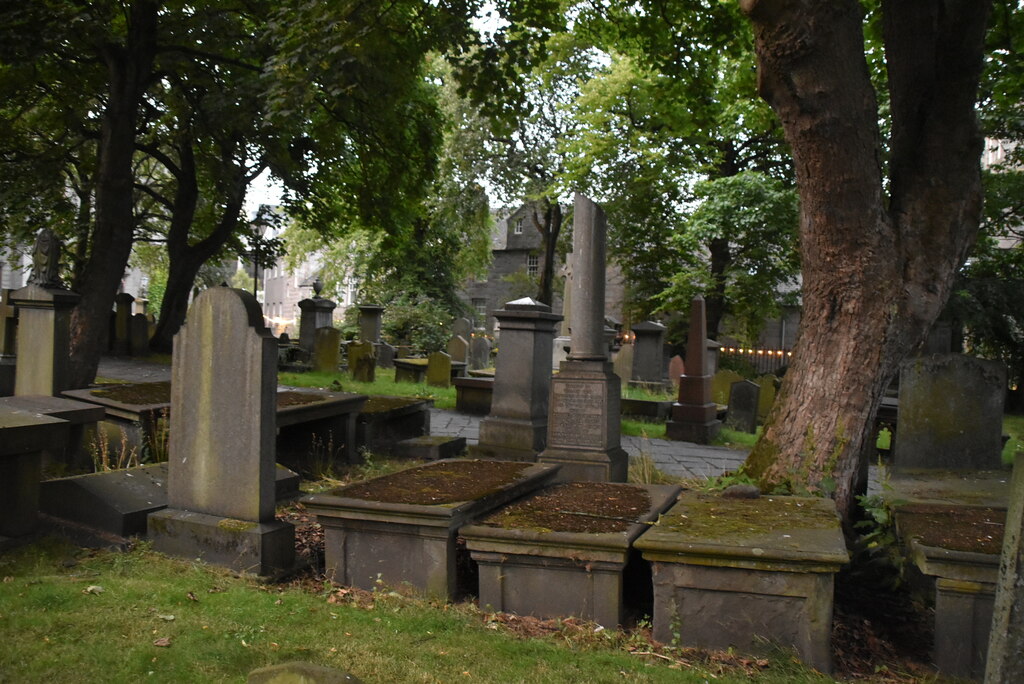 Churchyard, St Nicholas © N Chadwick cc-by-sa/2.0 :: Geograph Britain ...