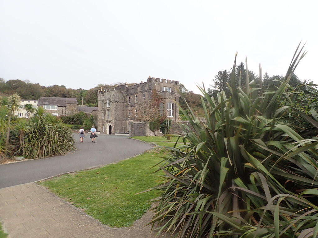 Amroth Castle © Eirian Evans cc-by-sa/2.0 :: Geograph Britain and Ireland