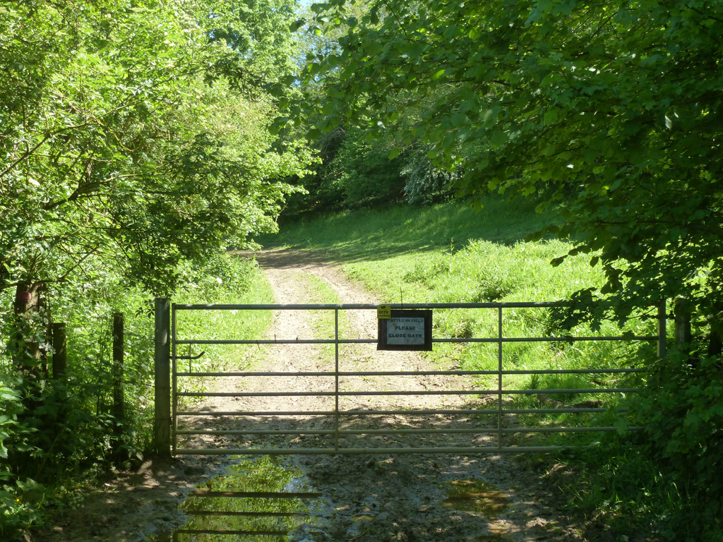 Start of public byway ER122 Alkham © Robin Webster cc-by-sa/2.0 ...