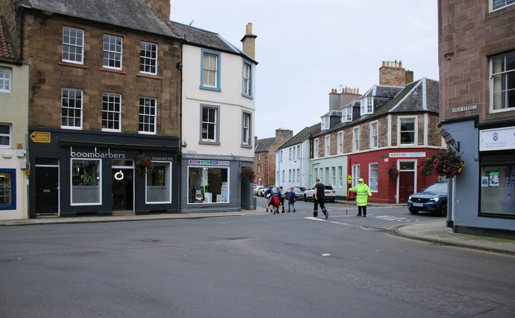 Crossroads, Haddington © Richard Sutcliffe ccbysa/2.0 Geograph