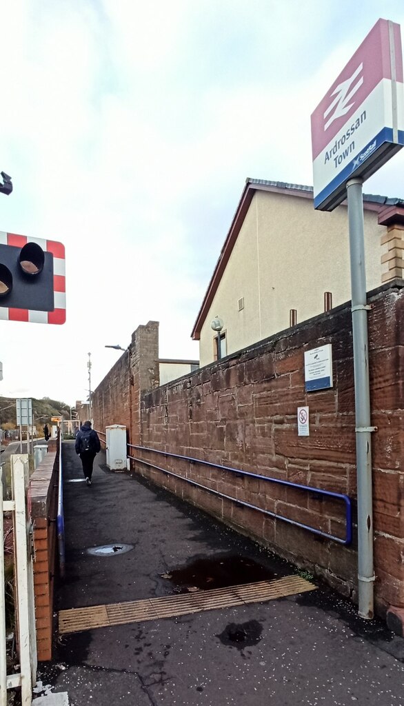 Ardrossan Town Railway Station © Thomas Nugent Cc By Sa20 Geograph