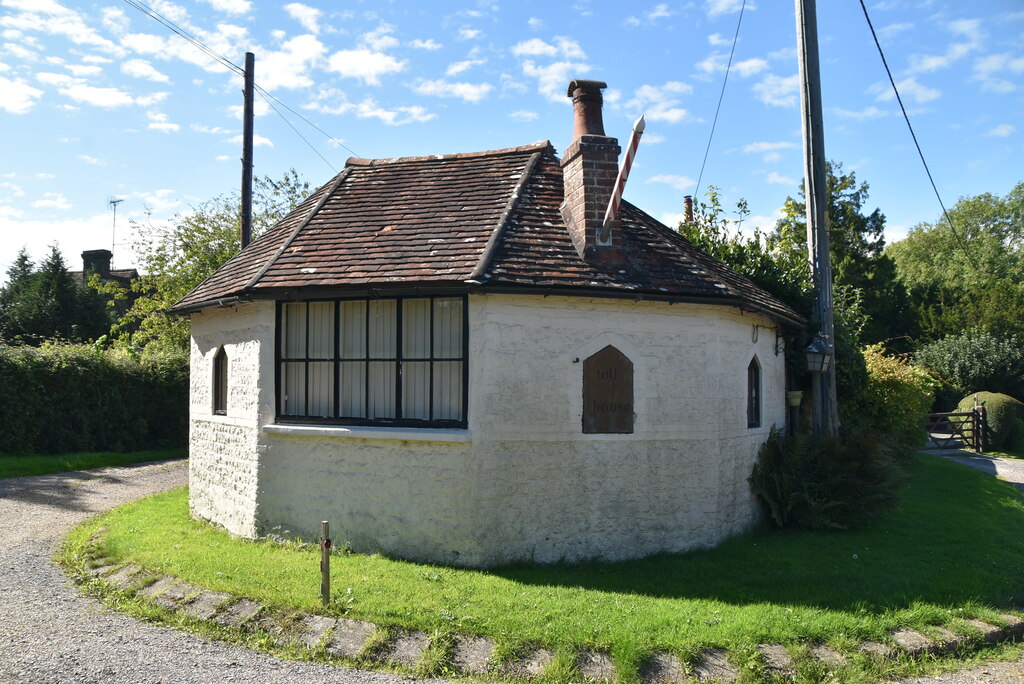 listed-building-muddles-green-n-chadwick-cc-by-sa-2-0-geograph