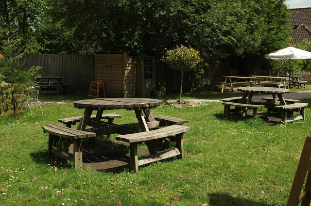 garden-eastfield-inn-derek-harper-geograph-britain-and-ireland